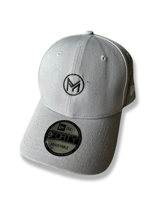 Vue de face de la casquette modèle New Era de couleur gris et broderie de la marque Mucho sur le devant