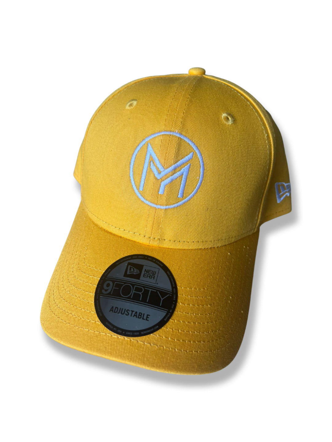 Vue de face de la casquette modèle New Era de couleur jaune et broderie de la marque Mucho sur le devant