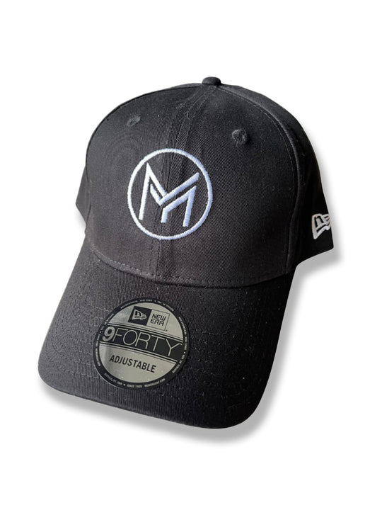 Vue de face de la casquette modèle New Era de couleur noire et broderie de la marque Mucho sur le devant