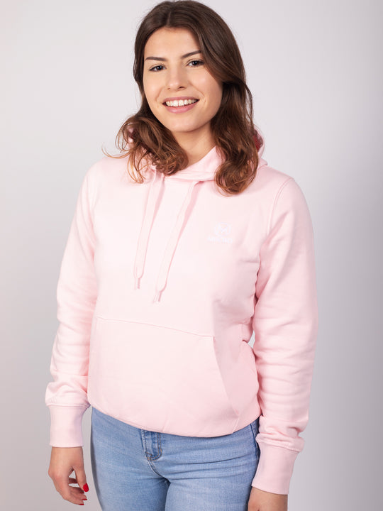 Femme souriante vêtue d'un sweat à capuche rose de la marque Mucho